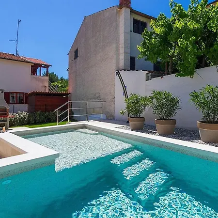 Holiday home In With Outdoor Swimming Pool