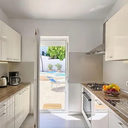 In With Outdoor Swimming Pool Holiday home Pula